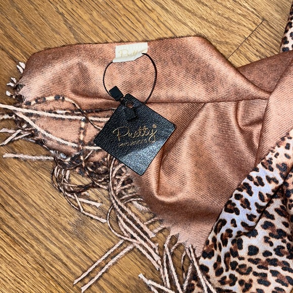 Cheetah scarf - Picture 2 of 2